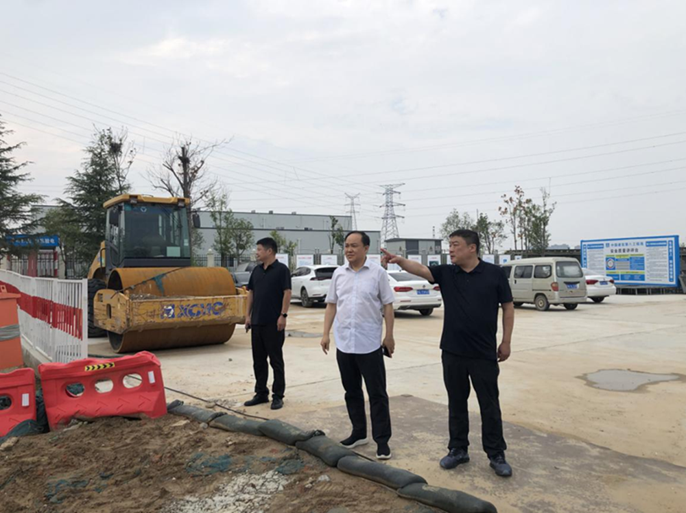 鄭州市建設投資集團有限公司黨委委員、副總經(jīng)理張巖到侯寨新鎮(zhèn)區(qū)安置區(qū)調研項目建設工作